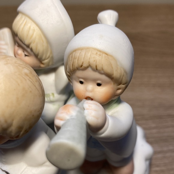 Christmas Carolers porcelain music box “joy to the world “ - Picture 10 of 14